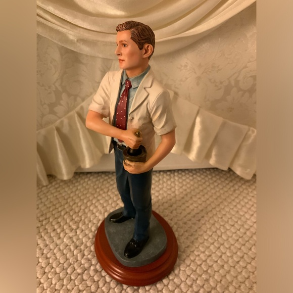PHARMACIST FIGURINE BY VAN MARK - Picture 3 of 8